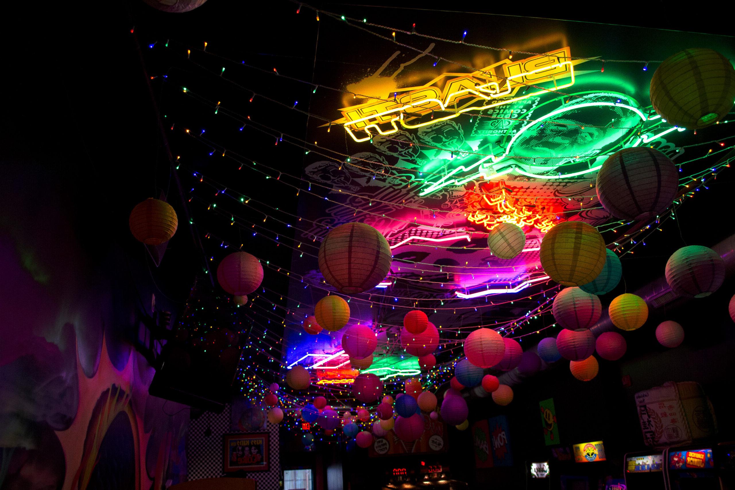 暗室的照片，天花板上挂着彩灯和气球灯笼